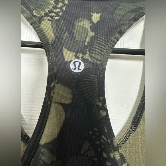 Size 8 Women Lululemon Tank Top Like New. - Picture 4 of 5